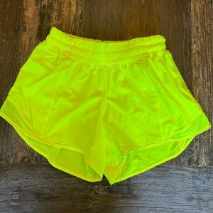 Lululemon Hotty Hot Low-Rise Lined Short 4" sz 4 neon yellow